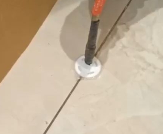 海门瓷砖空鼓维修公司专业解答瓷砖在铺贴过程中，如果没有涂抹均匀到位的粘结材料（如水泥砂浆或瓷砖胶），可能会导致以下问题