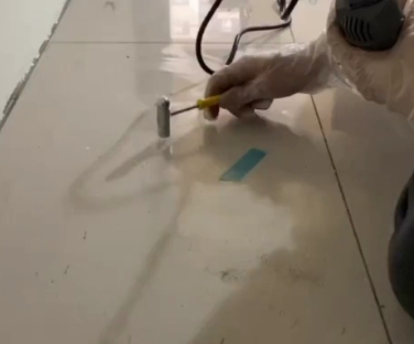 海门瓷砖开裂维修公司专业分享瓷砖在铺贴前如果没有沥干水分，将会导致以下问题